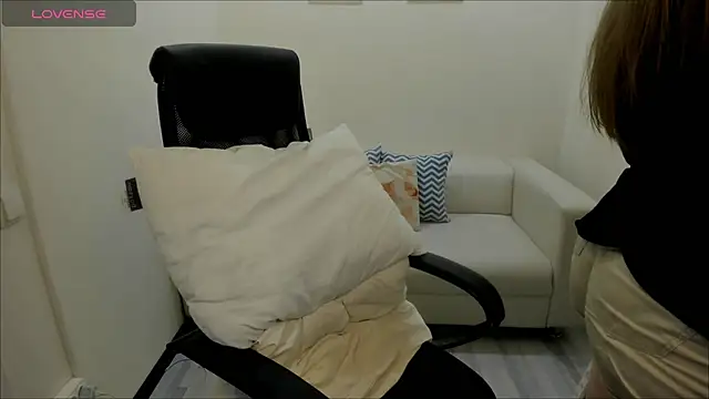 Snapshot of AlisaBacker chatting on 12.13.24 AlisaBacker online show from 12.13.24