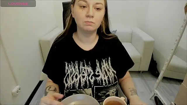 Snapshot of AlisaBacker chatting on 01.16.25 AlisaBacker online show from 01.16.25