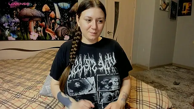 Snapshot of AlisaBacker chatting on 10.10.25 AlisaBacker online show from 10.10.25