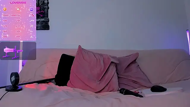 Snapshot of ImBlackEyes chatting on 11.08.25 ImBlackEyes online show from 11.08.25