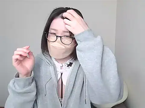 Snapshot of _NOA-chan_ chatting on 11.08.25 NOA-chan online show from 11.08.25