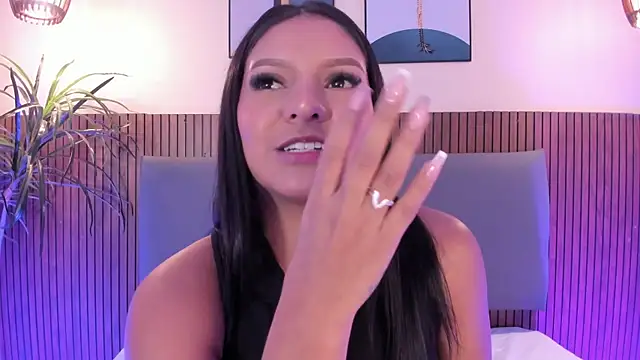 Snapshot of NicolleeEvanss chatting on 11.17.25 NicolleeEvanss online show from 11.17.25