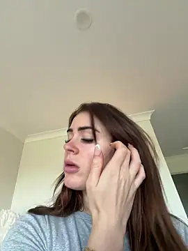 Snapshot of aus_queen chatting on 12.16.25 aus queen online show from 12.16.25