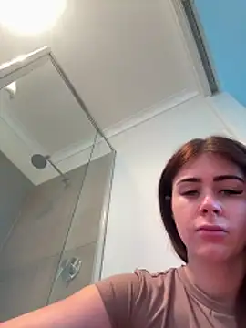 Snapshot of aus_queen chatting on 12.20.25 aus queen online show from 12.20.25