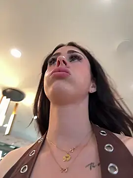 Snapshot of aus_queen chatting on 02.24.26 aus queen online show from 02.24.26