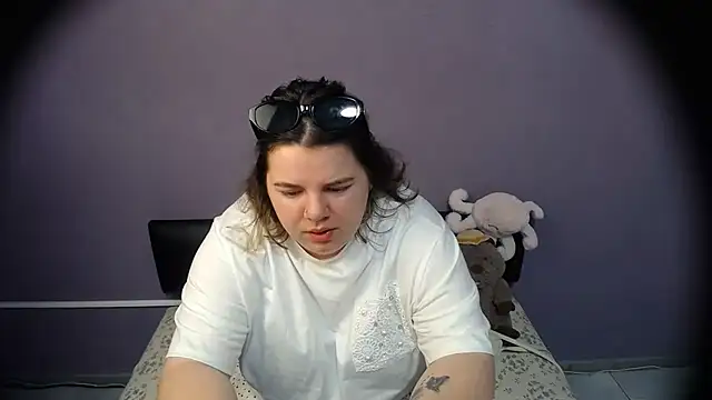 Snapshot of so_shy chatting on 06.24.26 so shy online show from 06.24.26