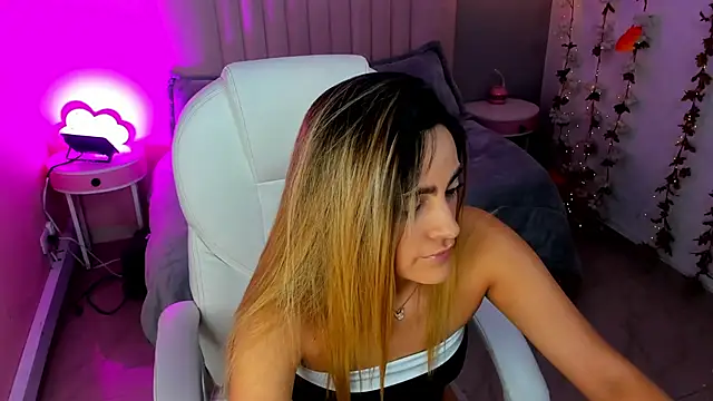 Snapshot of harper_woods_ chatting on 12.04.24 harper woods online show from 12.04.24