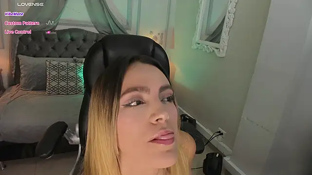 Snapshot of harper_woods_ chatting on 02.08.25 harper woods online show from 02.08.25