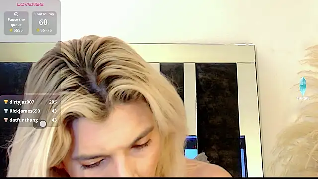 Snapshot of honey_skin chatting on 02.04.26 honey skin online show from 02.04.26