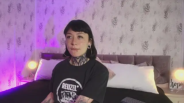 Snapshot of Scolw chatting on 11.06.25 Scolw online show from 11.06.25