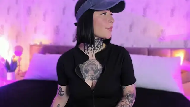 Snapshot of Scolw chatting on 11.10.25 Scolw online show from 11.10.25