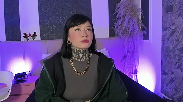 Snapshot of Scolw chatting on 12.03.25 Scolw online show from 12.03.25