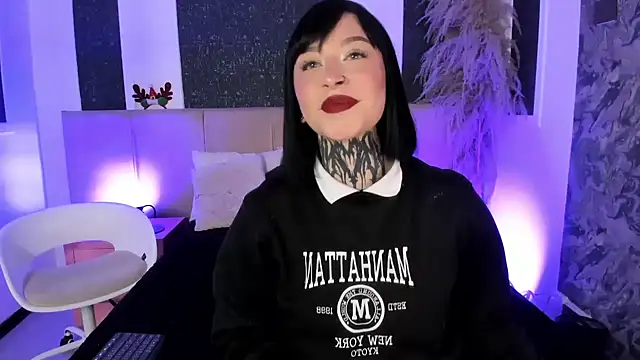 Snapshot of Scolw chatting on 12.04.25 Scolw online show from 12.04.25