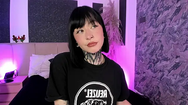 Snapshot of Scolw chatting on 12.05.25 Scolw online show from 12.05.25