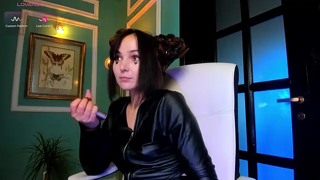 Snapshot of 1Munique chatting on 10.30.25 1Munique online show from 10.30.25