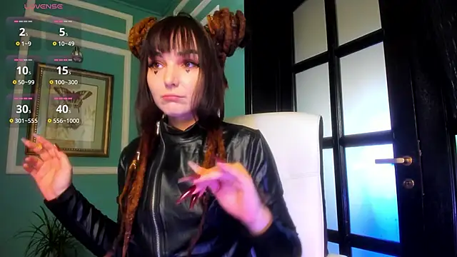 Snapshot of 1Munique chatting on 11.13.25 1Munique online show from 11.13.25