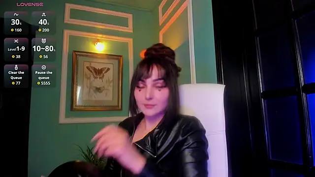 Snapshot of 1Munique chatting on 11.28.25 1Munique online show from 11.28.25