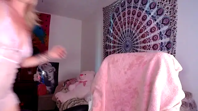 Snapshot of kellywildnnout chatting on 09.15.25 kellywildnnout online show from 09.15.25