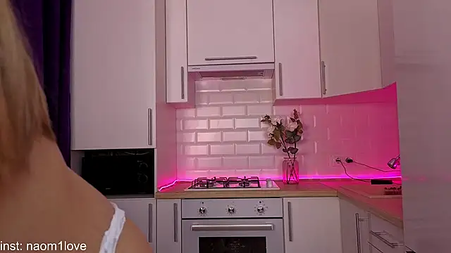 Snapshot of Naomi_Girly chatting on 10.13.25 Naomi Girly online show from 10.13.25