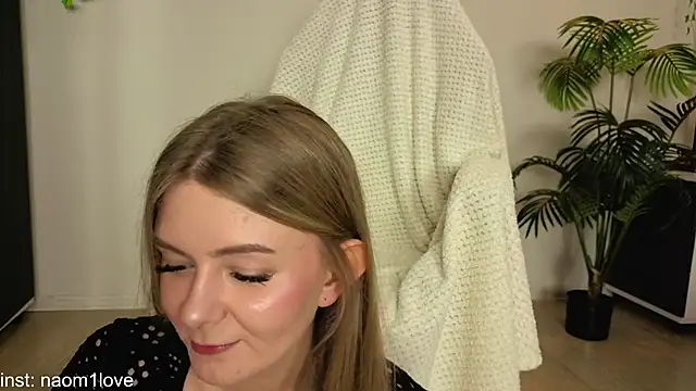 Snapshot of Naomi_Girly chatting on 11.19.25 Naomi Girly online show from 11.19.25