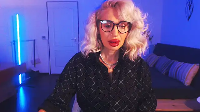 Snapshot of beauty_chl0e chatting on 12.20.24 beauty chl0e online show from 12.20.24