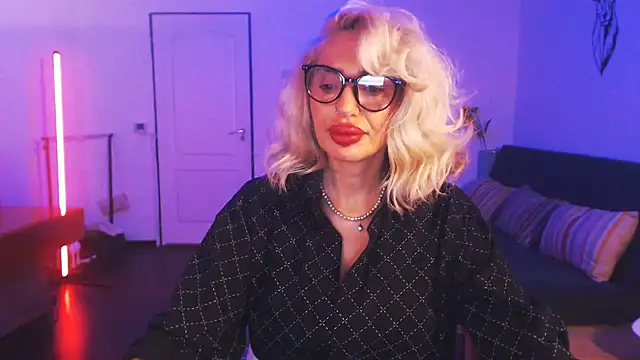 Snapshot of beauty_chl0e chatting on 12.20.24 beauty chl0e online show from 12.20.24