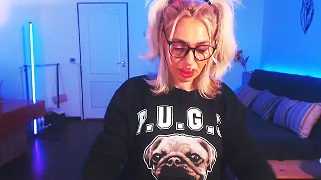 Snapshot of beauty_chl0e chatting on 01.02.25 beauty chl0e online show from 01.02.25