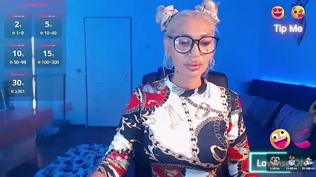 Snapshot of beauty_chl0e chatting on 10.06.25 beauty chl0e online show from 10.06.25