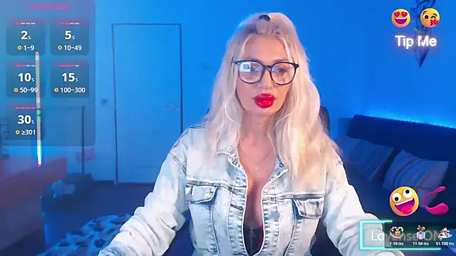 Snapshot of beauty_chl0e chatting on 11.22.25 beauty chl0e online show from 11.22.25