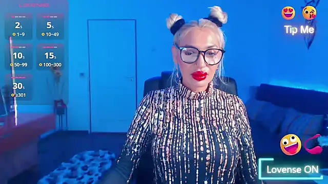 Snapshot of beauty_chl0e chatting on 12.17.25 beauty chl0e online show from 12.17.25