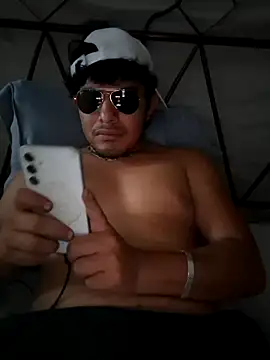 Snapshot of GusssHOT chatting on 10.03.25 GusssHOT online show from 10.03.25