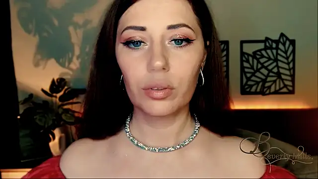 Snapshot of MissBeverlyMills chatting on 12.07.24 MissBeverlyMills online show from 12.07.24