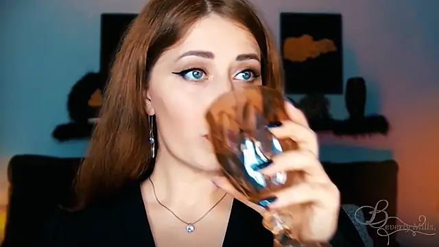 Snapshot of MissBeverlyMills chatting on 09.10.25 MissBeverlyMills online show from 09.10.25