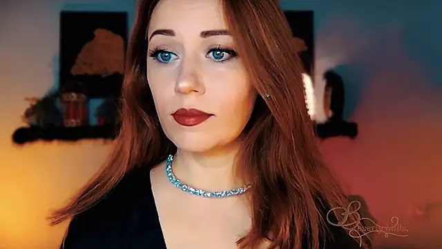 Snapshot of MissBeverlyMills chatting on 11.28.25 MissBeverlyMills online show from 11.28.25