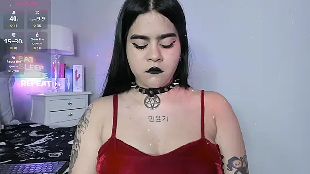 Snapshot of atena_hill chatting on 10.03.25 atena hill online show from 10.03.25