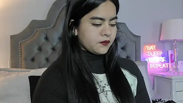 Snapshot of atena_hill chatting on 11.29.25 atena hill online show from 11.29.25