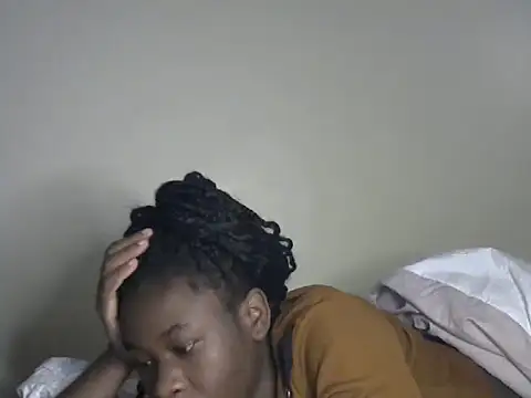 Snapshot of Novah_ chatting on 11.10.25 Novah online show from 11.10.25