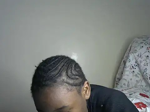 Snapshot of Novah_ chatting on 12.04.25 Novah online show from 12.04.25