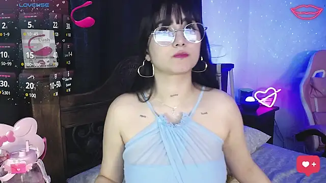 Snapshot of SexyLuna__ chatting on 02.04.25 SexyLuna online show from 02.04.25