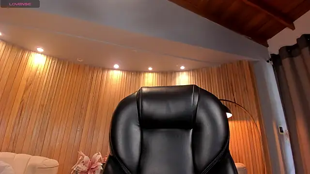 Snapshot of AlyssaDean chatting on 10.13.25 AlyssaDean online show from 10.13.25