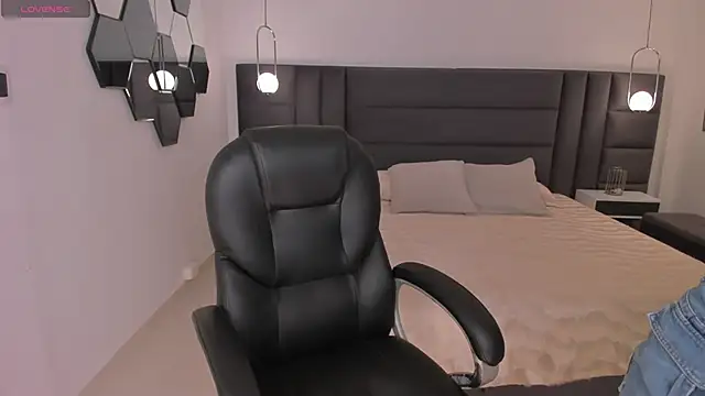 Snapshot of AlyssaDean chatting on 11.12.25 AlyssaDean online show from 11.12.25