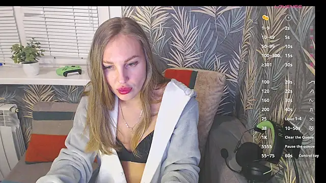 Snapshot of Kelly_Hardy chatting on 02.13.25 Kelly Hardy online show from 02.13.25