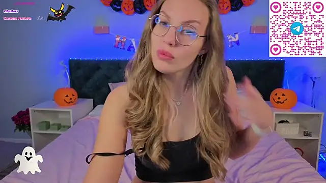 Snapshot of Kelly_Hardy chatting on 10.31.25 Kelly Hardy online show from 10.31.25