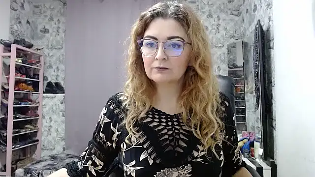 Snapshot of Helen1974 chatting on 01.09.25 Helen1974 online show from 01.09.25