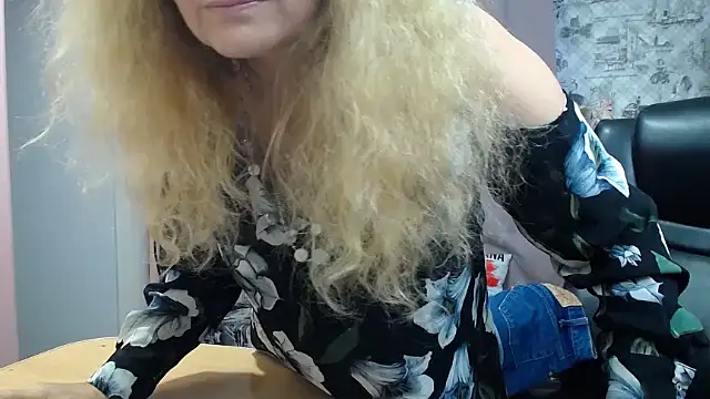 Snapshot of Helen1974 chatting on 10.18.25 Helen1974 online show from 10.18.25