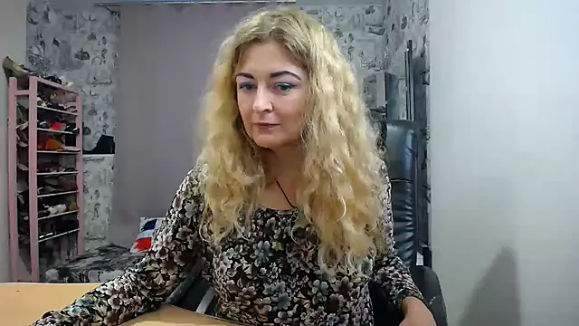 Snapshot of Helen1974 chatting on 10.22.25 Helen1974 online show from 10.22.25