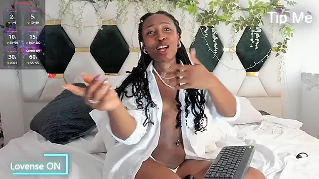 Snapshot of EmmaSanzz_ chatting on 03.04.25 EmmaSanzz online show from 03.04.25