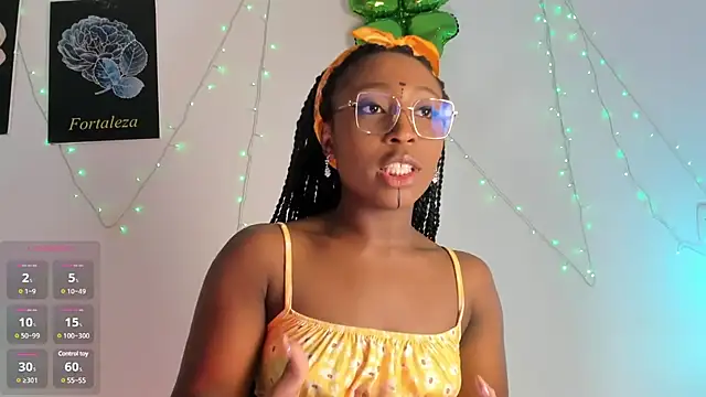 Snapshot of EmmaSanzz_ chatting on 03.11.25 EmmaSanzz online show from 03.11.25