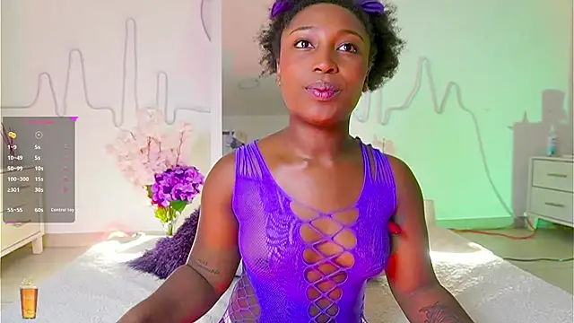 Snapshot of EmmaSanzz_ chatting on 09.30.25 EmmaSanzz online show from 09.30.25