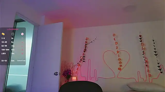 Snapshot of EmmaSanzz_ chatting on 10.11.25 EmmaSanzz online show from 10.11.25